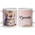 Kérd a Neveddel - Ásító cuki cicus mintás bögre