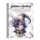 Személyre szabható - Levendulás manó egy csokorral mintás A6-os füzet