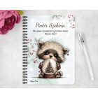 Személyre szabható - Cuki téli mosómaci hógömbbel mintás A6-os füzet