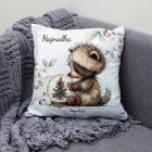 Névvel kérhető - Cuki karácsonyi mosómedve hógömbbel mintás párna