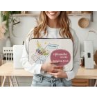 Személyre szabható - Kis nyuszi egy vödör virággal mintás rajztartó